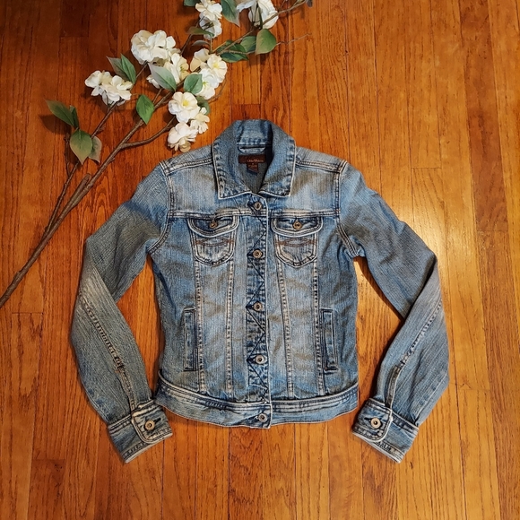Vintage Urban Behavior Light Wash Cropped Denim Jacket - Picture 12 of 13